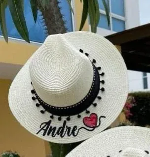 Sombrero playero personalizado con nombre bordado y detalle de corazón