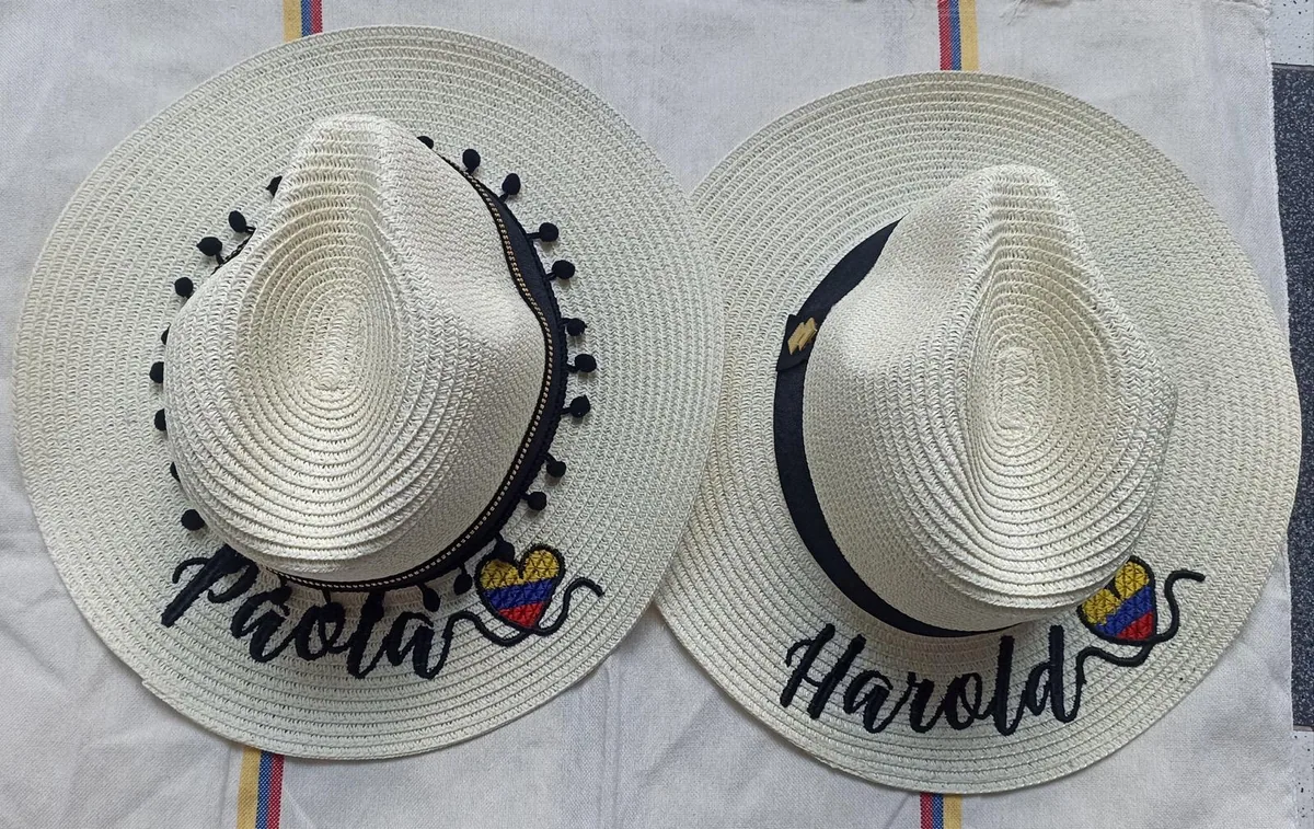 Sombreros playeros personalizados con nombre bordado y detalle bandera de Colombia