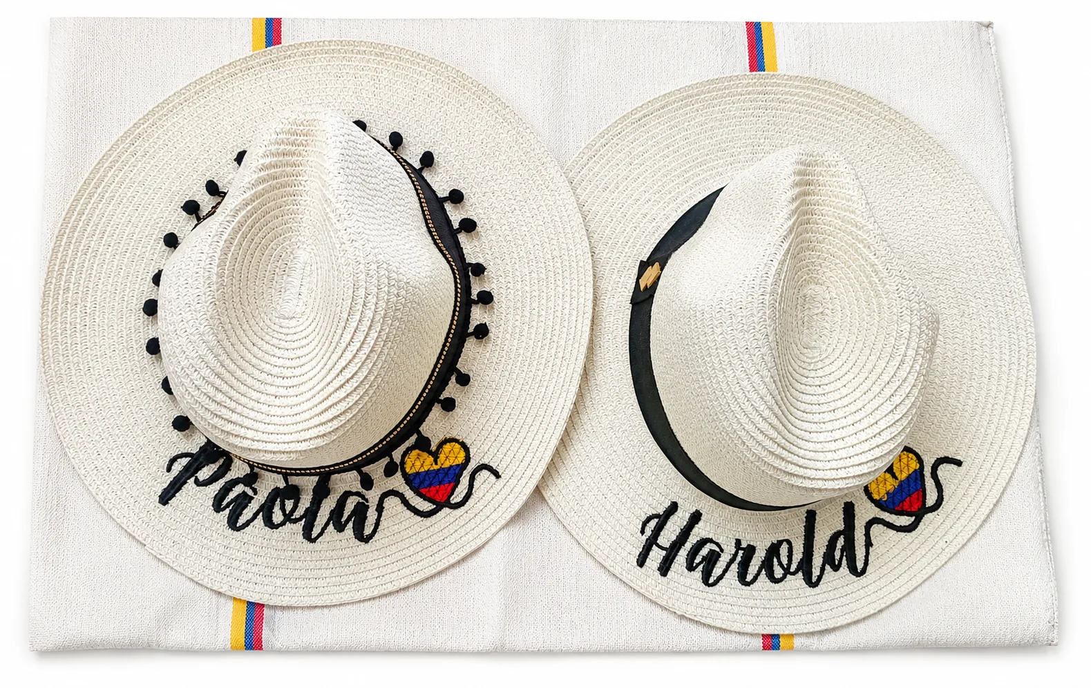 Combo Pareja Sombreros Personalizados, dos pavas blancas bordadas con nombre