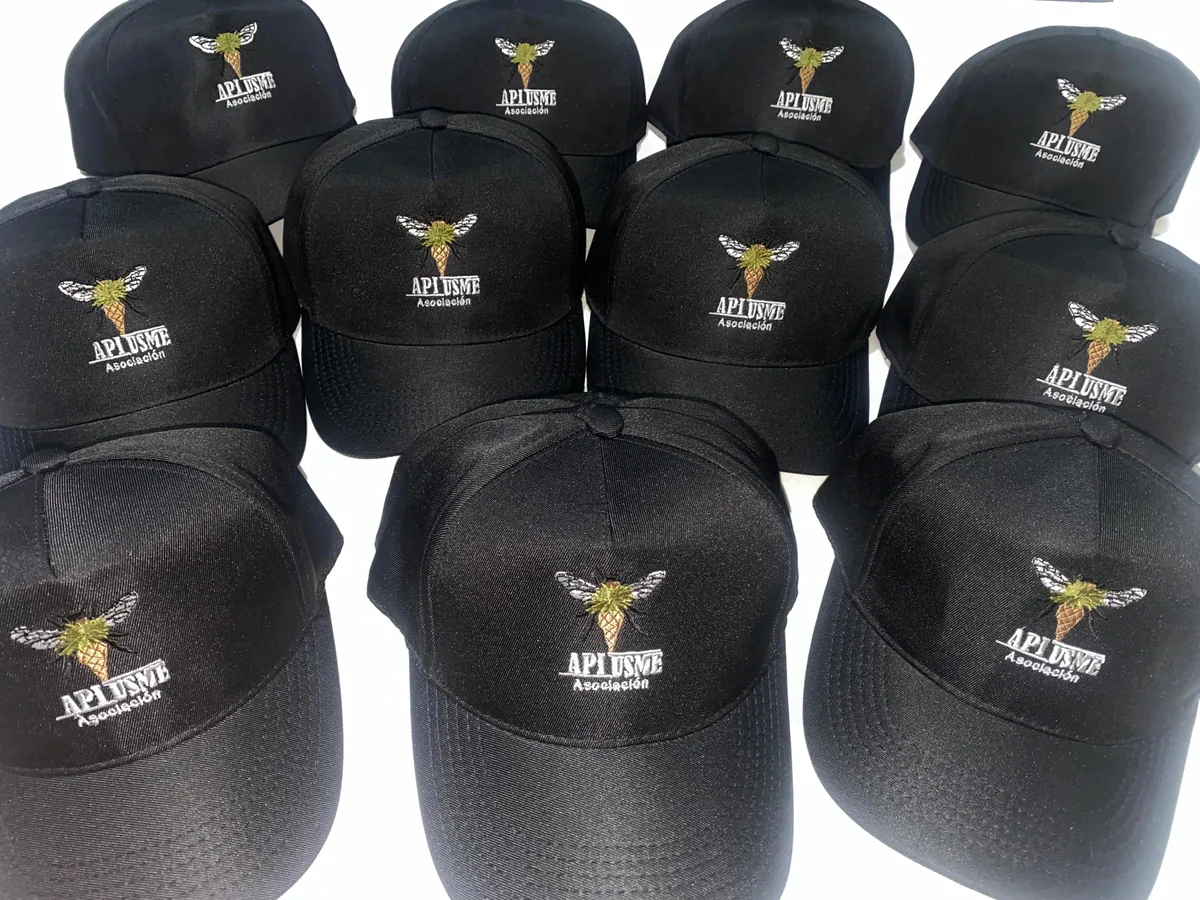 Gorras negras personalizadas con logo bordado para empresa