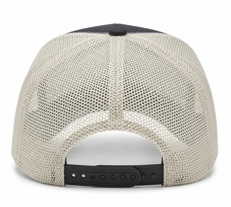 Gorra Trucker Premium, detalle de visera plana y cierre ajustable